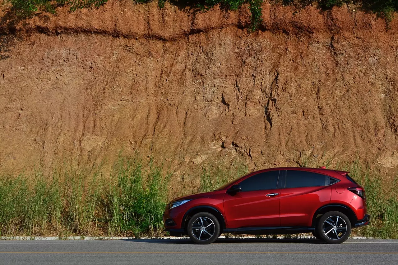 เปรียบมวย TOYOTA C-HR 1.8 MID ปะทะ HONDA HR-V 1.8 RS