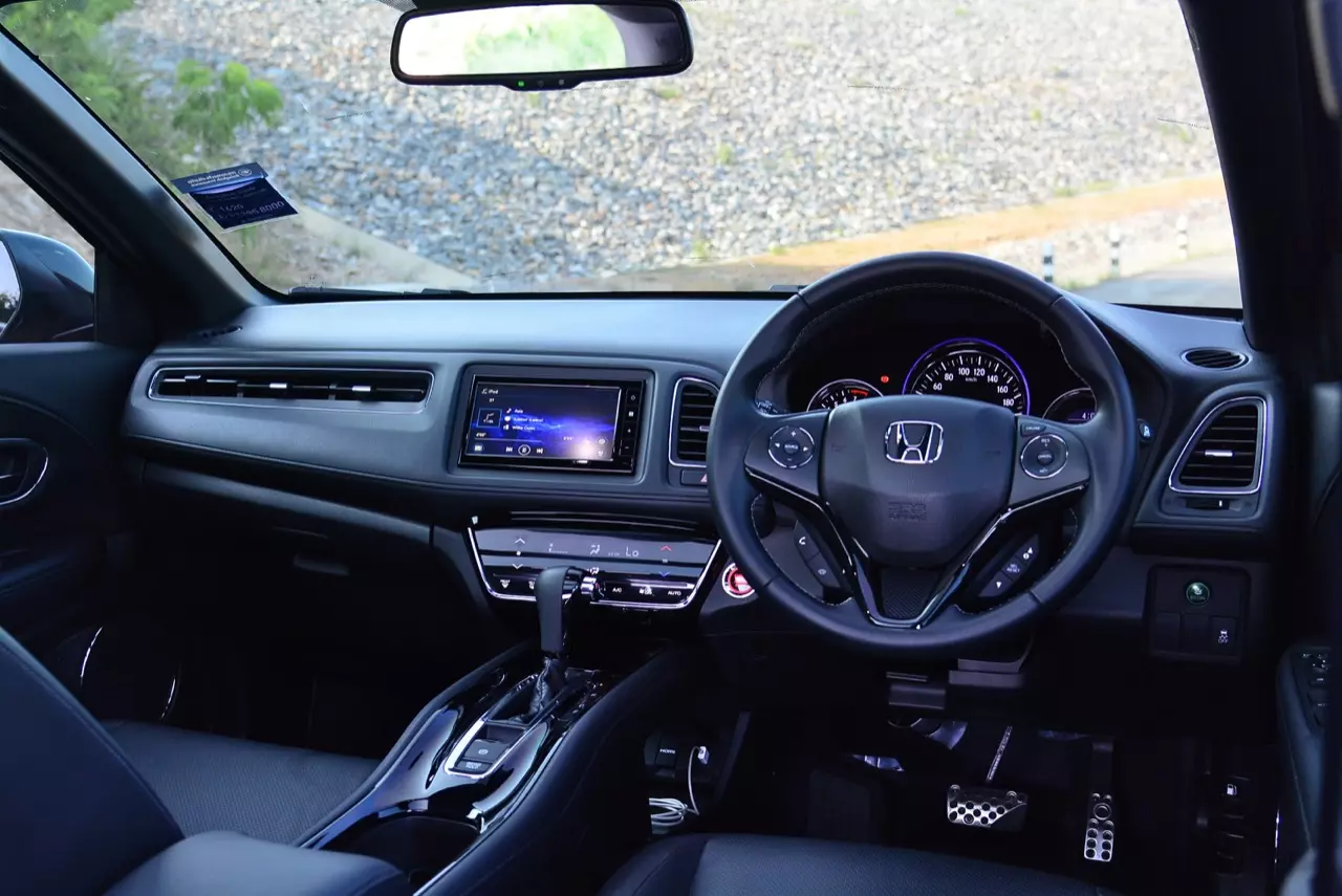 เปรียบมวย TOYOTA C-HR 1.8 MID ปะทะ HONDA HR-V 1.8 RS