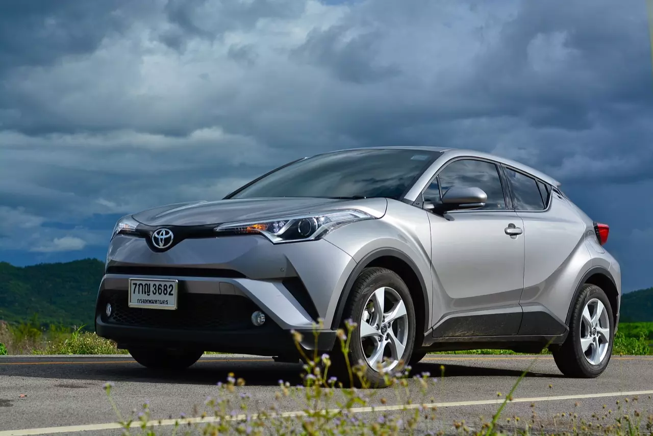 เปรียบมวย TOYOTA C-HR 1.8 MID ปะทะ HONDA HR-V 1.8 RS