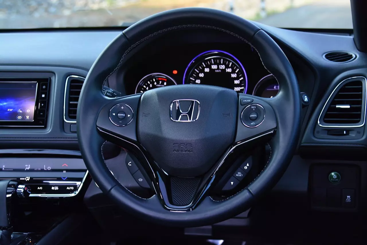 เปรียบมวย TOYOTA C-HR 1.8 MID ปะทะ HONDA HR-V 1.8 RS