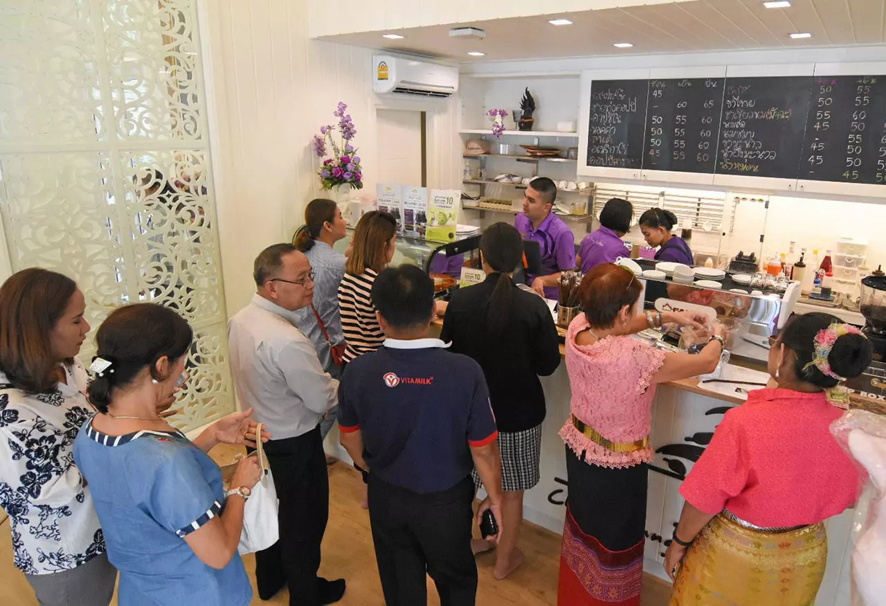 ภาพร้านกาแฟชายทุ่งของสมเด็จพระเทพฯ ประชาชนหลั่งไหลอุดหนุน 