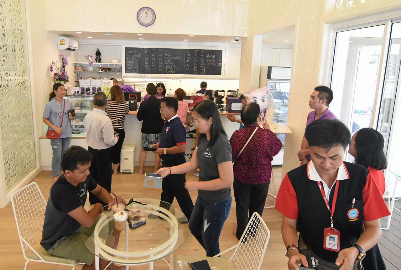 ภาพร้านกาแฟชายทุ่งของสมเด็จพระเทพฯ ประชาชนหลั่งไหลอุดหนุน 