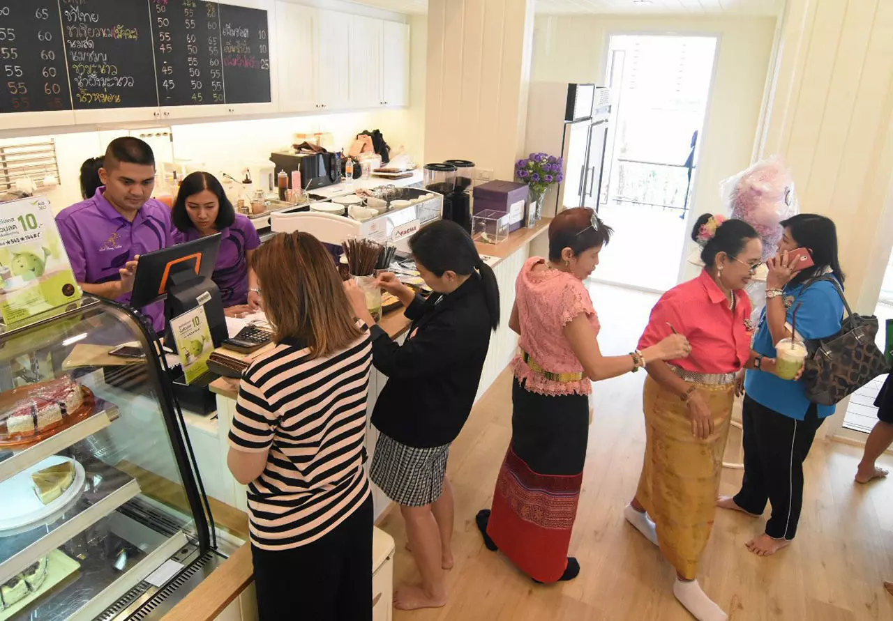 ภาพร้านกาแฟชายทุ่งของสมเด็จพระเทพฯ ประชาชนหลั่งไหลอุดหนุน 