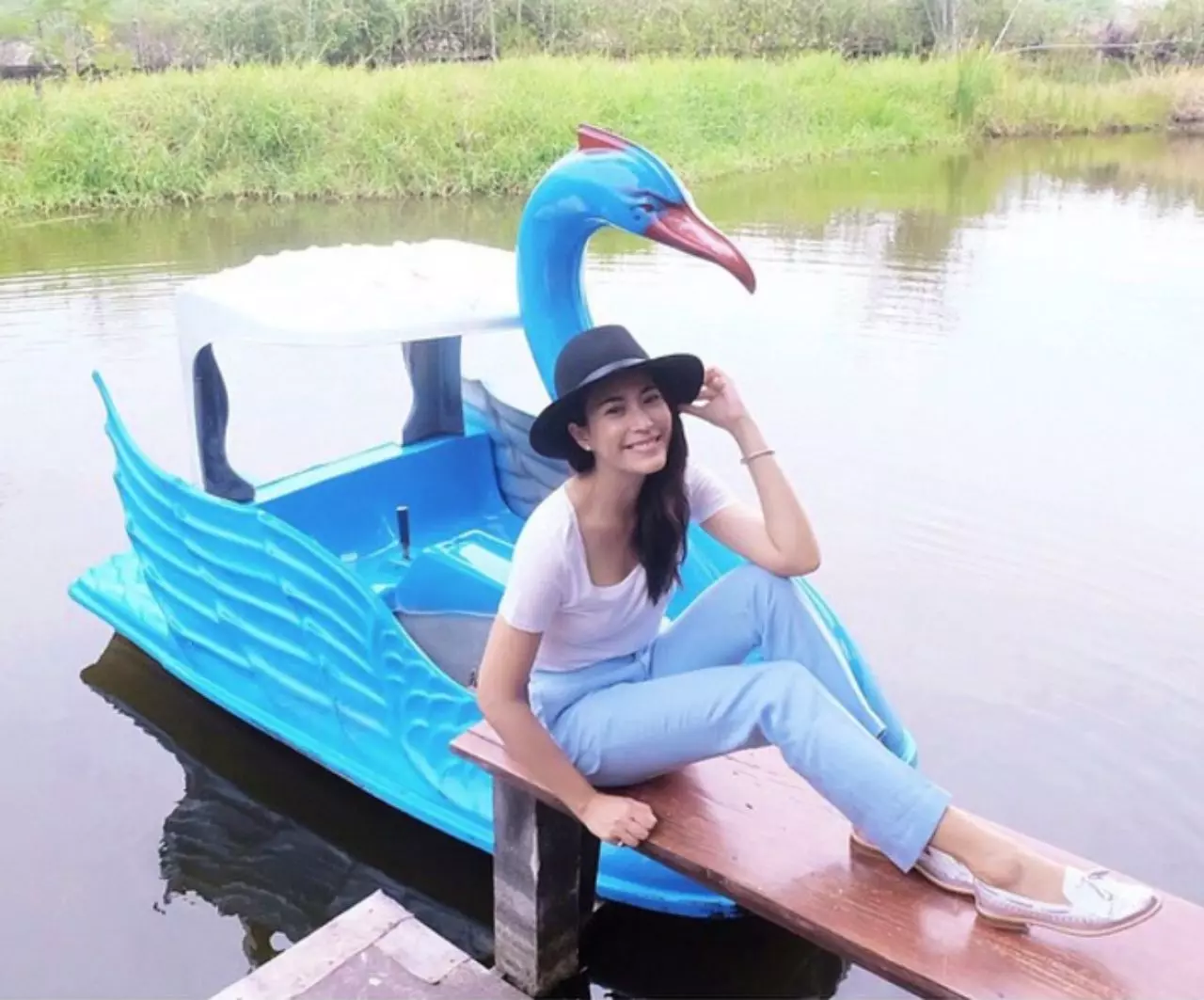 อยากเข้าไปอยู่ด้วยเลย ส่องบ้านจุ๋ย วรัทยา ร่มรื่นน่าอยู่มีคลองส่วนตัว!