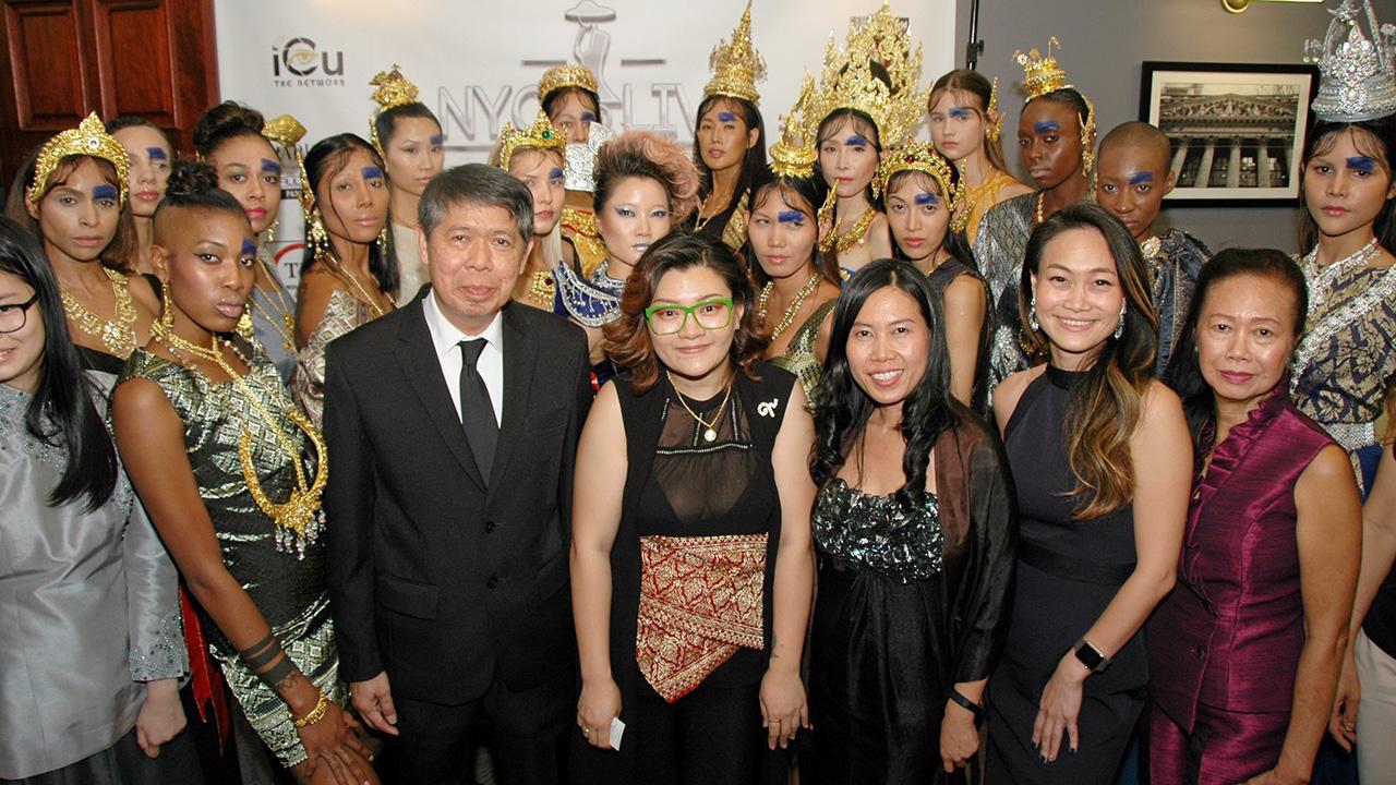 ฝีมือคนไทย นิพนธ์ เพ็ชรพรประภาส กสญ. ณ นครนิวยอร์ก สหรัฐฯ และ จริญญา เกียรติลัภนชัย ผอ.ททท.สนง.นิวยอร์ก ไปร่วมงาน “นิวยอร์ก แฟชั่น วีก” ของดีไซเนอร์ไทย ธรรญธร รัตนศรีอำไพพงศ์ ที่โซเชียลฮอลล์ นิวยอร์ก.
