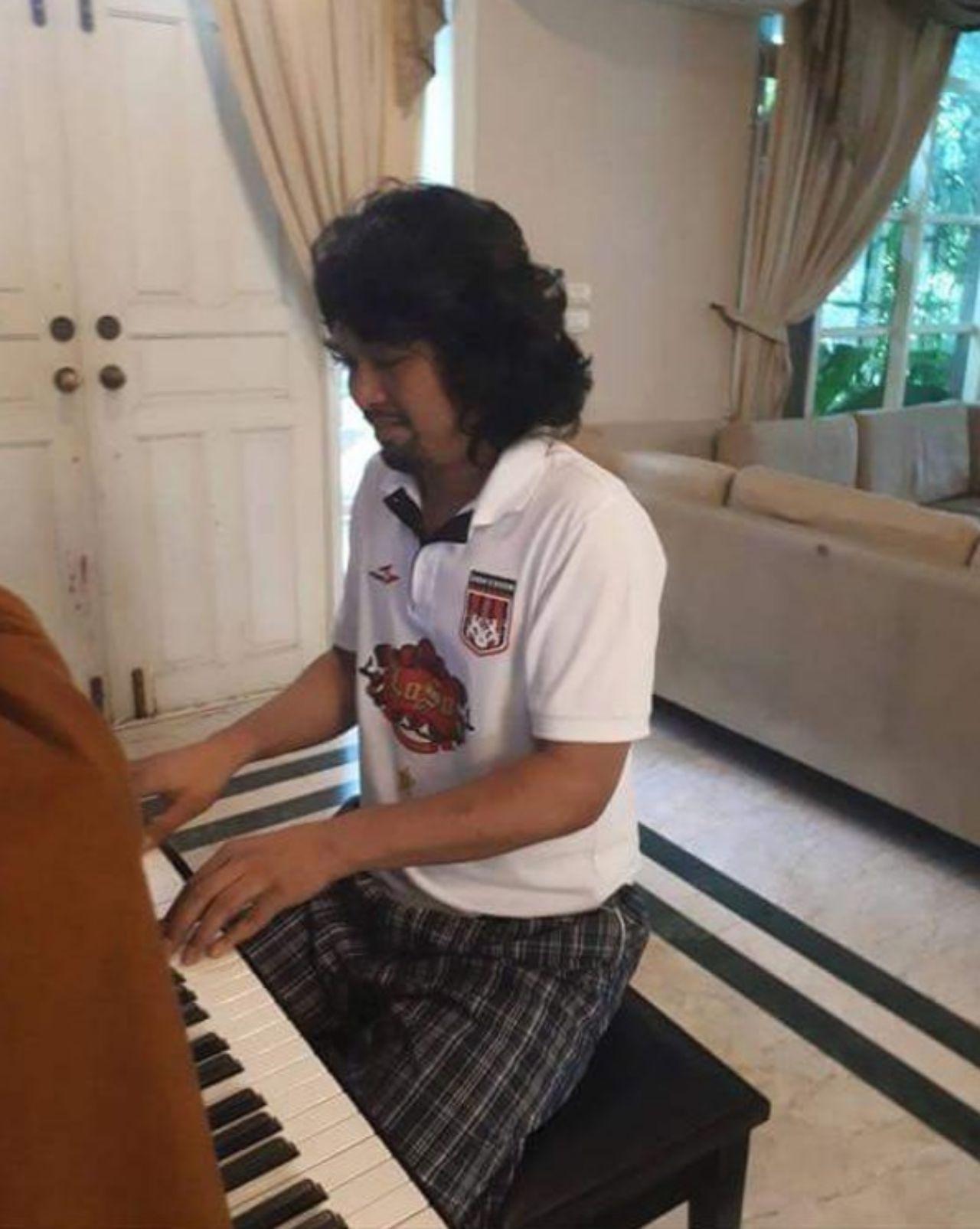 เล่นเปียโนแก้เหงา