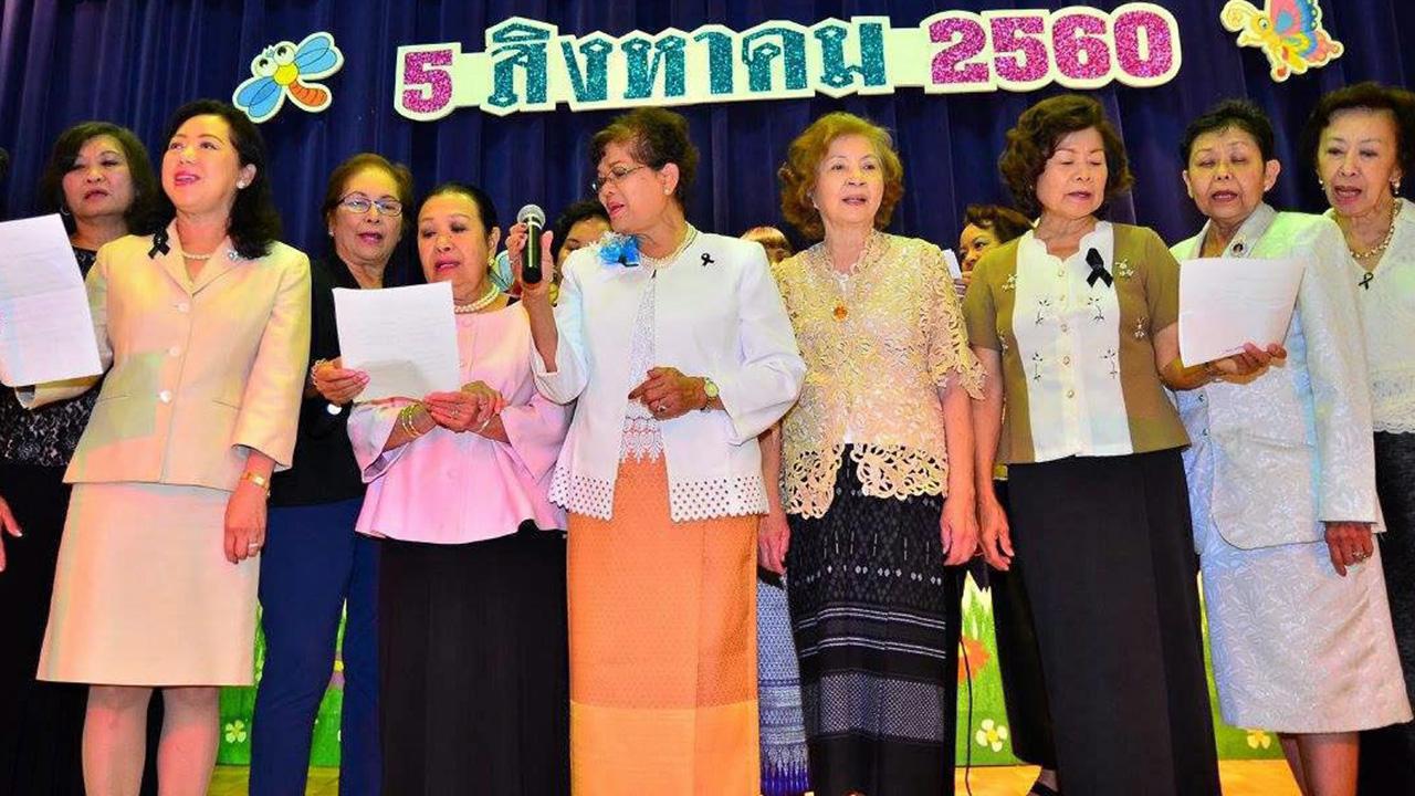 สัมพันธ์ อรชร แน่นหนา ประธานสมาคมพยาบาลไทยรัฐอิลลินอยส์ สหรัฐฯจัดงาน “ราตรีพยาบาล ครั้งที่ 42” ที่ศาลาเฉลิมพระเกียรติ วัดธัมมาราม นครชิคาโก และมอบรางวัลพยาบาลดีเด่นแก่ พัชรี เมฆอรุณกมล.