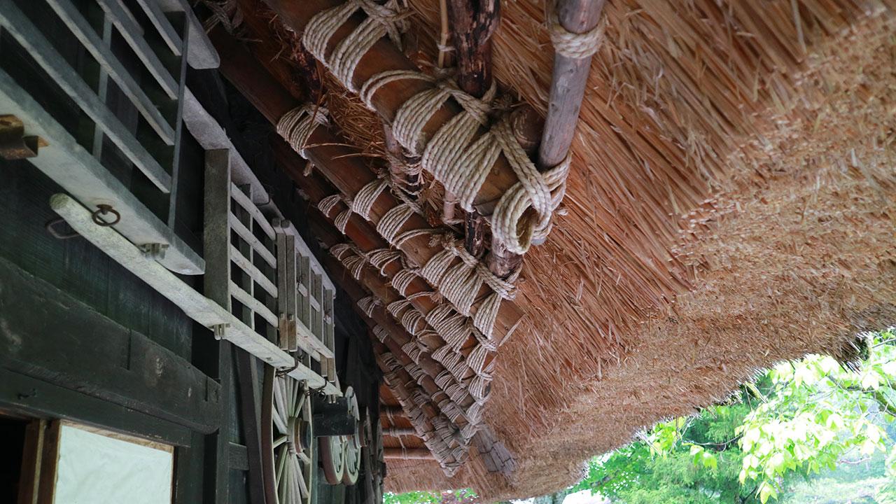 หลังคาบ้านโบราณ ชิราคาวาโกะ ของชาวญี่ปุ่นที่สานร้อยจากเส้นฟางนับแสนเส้น