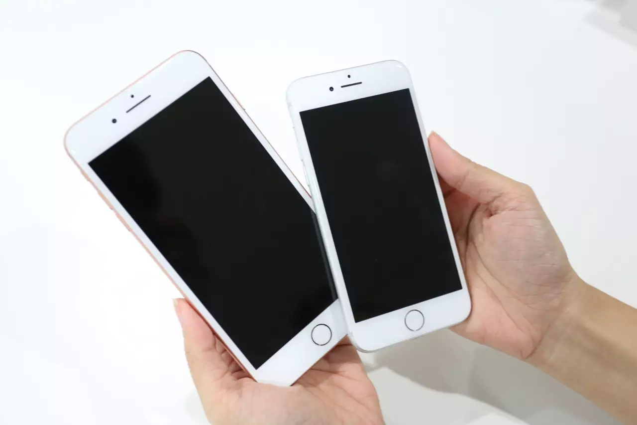รีวิว 'ไอโฟน 8' + 8 Plus สะดุดตากระจกหน้าหลัง สวยจนบัตรเครดิตสั่น