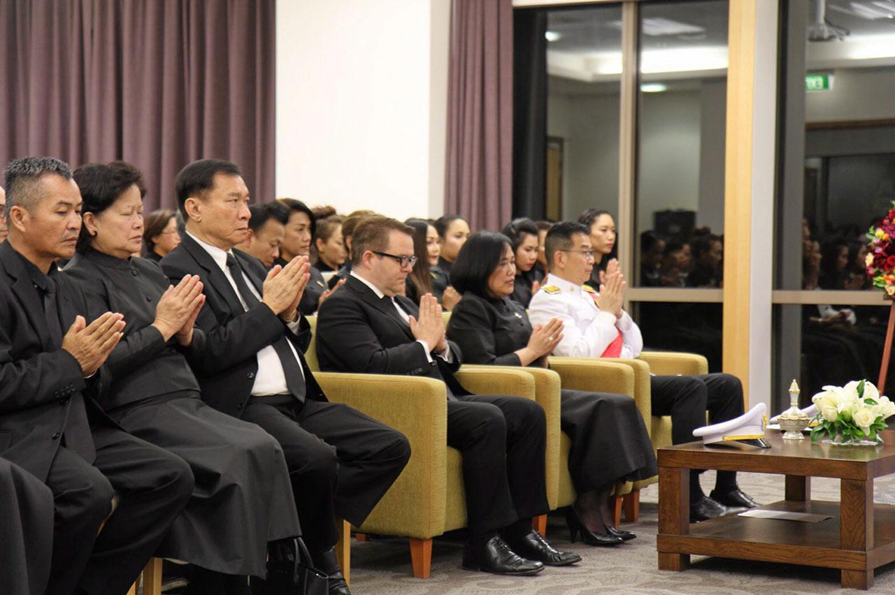 มาริษ เสงี่ยมพงษ์ ออท. ณ กรุงเวลลิงตัน นิวซีแลนด์ ร่วมกับวัดต่างๆ ในนิวซีแลนด์ จัดพิธีทำบุญถวายเป็นพระราชกุศล และถวายดอกไม้จันทน์ในพระราชพิธีถวายพระเพลิงพระบรมศพ พระเจ้าอยู่หัว รัชกาลที่ 9.