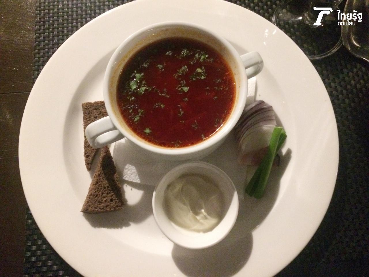 (ซุปบอร์ชต (Borscht) ทำจากบีทรูต เป็นอาหารประจำชาติที่ให้พลังงานอย่างมากกับชาวรัสเซีย)