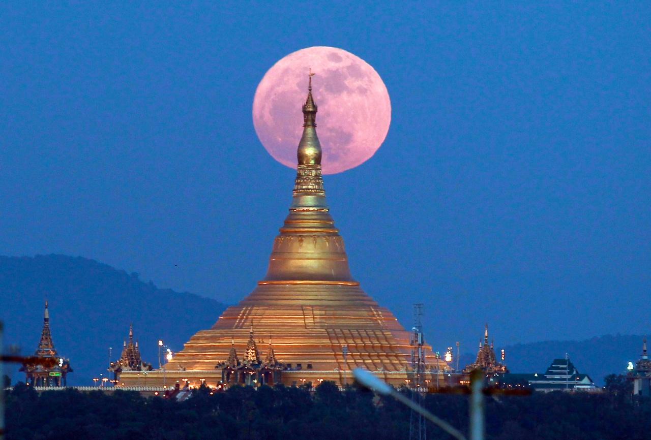 พระจันทร์เต็มดวง หลัง อุปปาตสันติเจดีย์ ในกรุงเนปิดอว์ เมืองหลวงเมียนมา