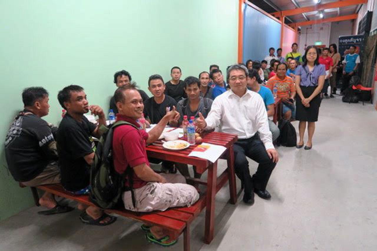 กงสุลสัญจร ธงชัย ชาสวัสดิ์ ออท. ณ สิงคโปร์ ร่วมกับ สนง.แรงงานในสิงคโปร์ จัดกงสุลสัญจรไปบริการแรงงานไทยที่โรงงาน PPT Lodge 1B Dormitory และตรวจเยี่ยมสภาพความเป็นอยู่ของแรงงานไทยด้วย.