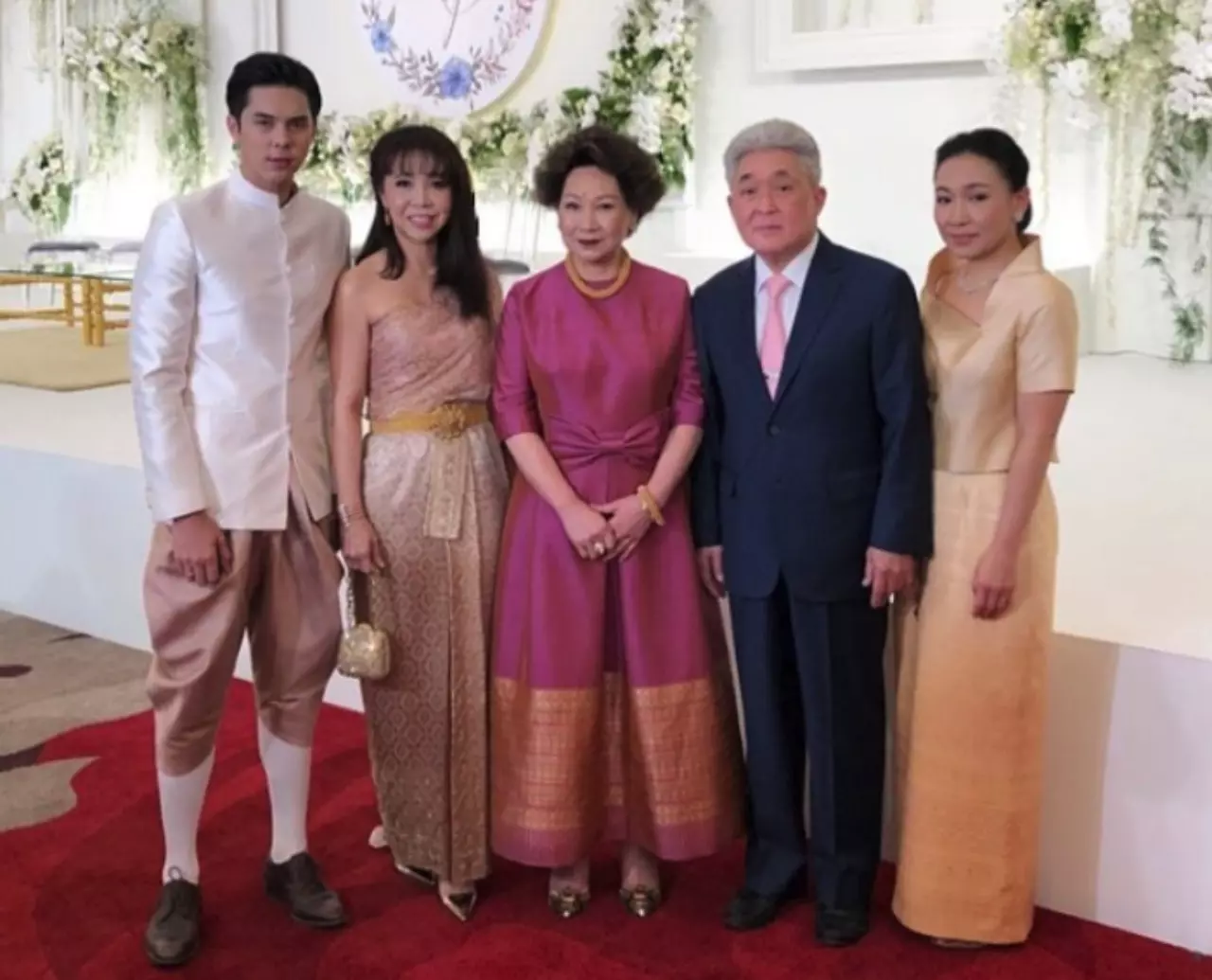 ขันหมากมาแล้ว! ชมภาพ ป๊อก-มาร์กี้ หมั้น ญาญ่า คิม กั้นประตูเงิน-ทอง (คลิป)