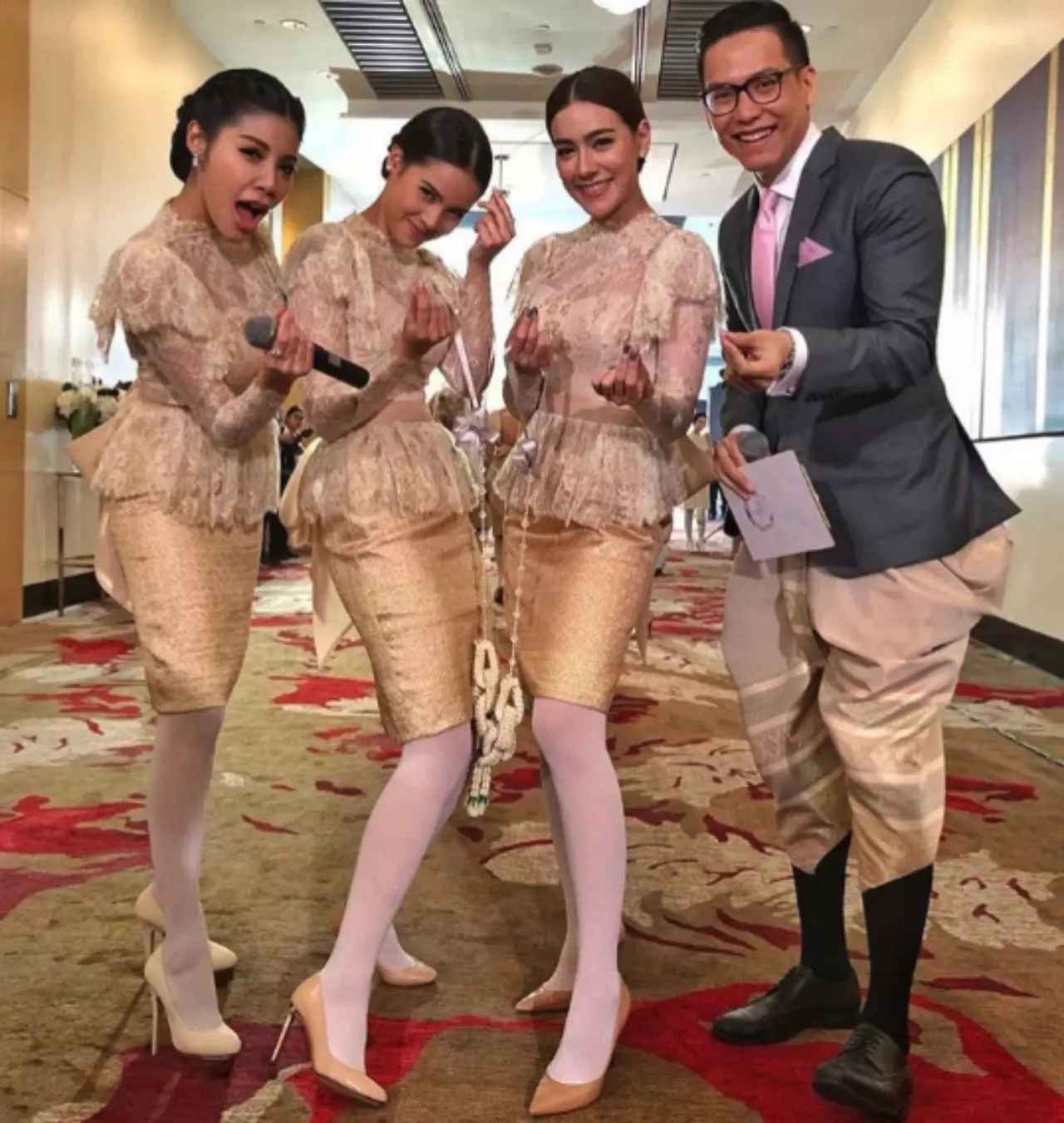 ขันหมากมาแล้ว! ชมภาพ ป๊อก-มาร์กี้ หมั้น ญาญ่า คิม กั้นประตูเงิน-ทอง (คลิป)