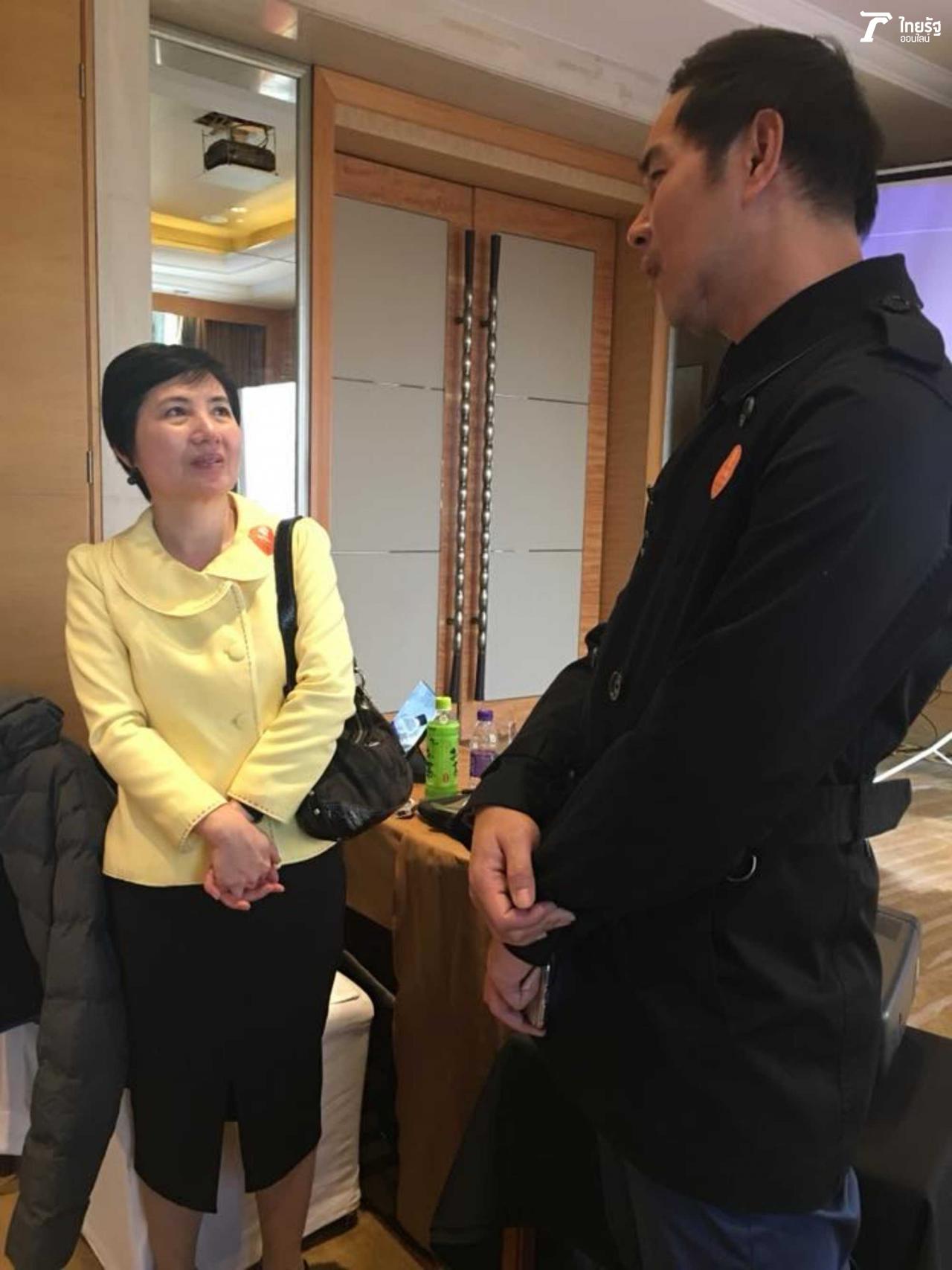 คุณจง ดลพร อัชวรกุล ผู้อำนวยการสำนักงานเศรษฐกิจการลงทุน กรุงปักกิ่ง กับ เอฟ นนทพัฒน์