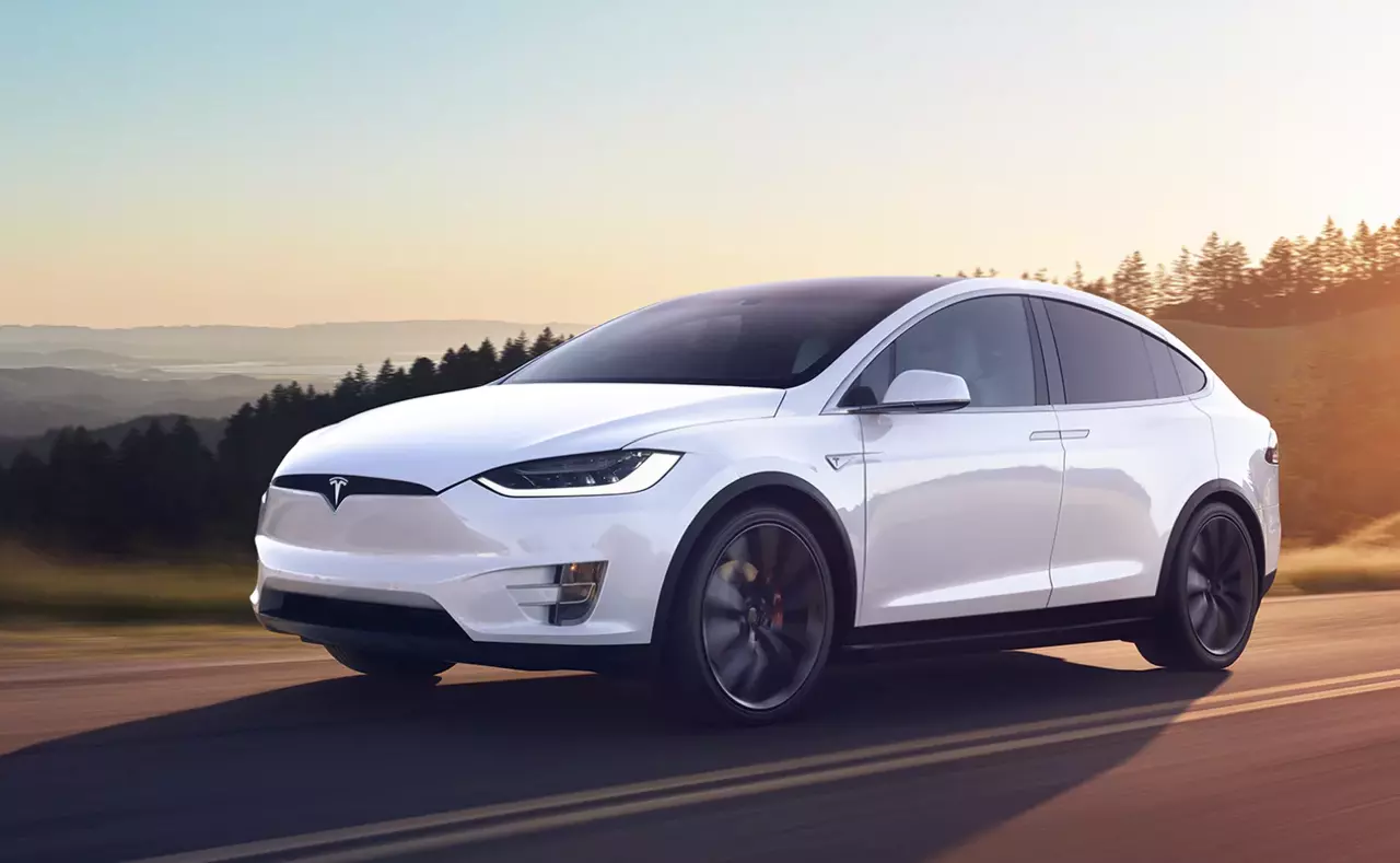 TESLA MODEL X SUV ไฟฟ้า 7 ที่นั่ง ชาร์จ 1 ครั้ง ลาก 320 กิโลเมตร