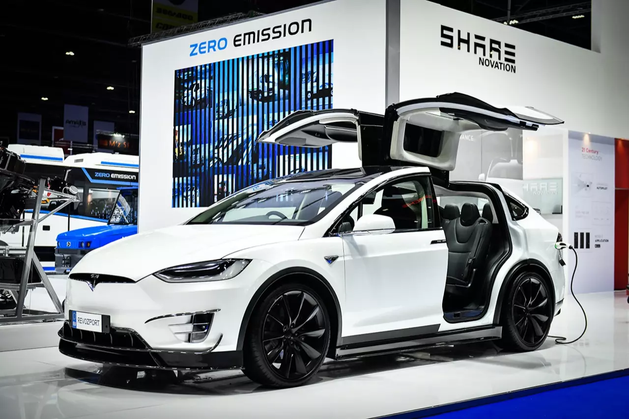 TESLA MODEL X SUV ไฟฟ้า 7 ที่นั่ง ชาร์จ 1 ครั้ง ลาก 320 กิโลเมตร