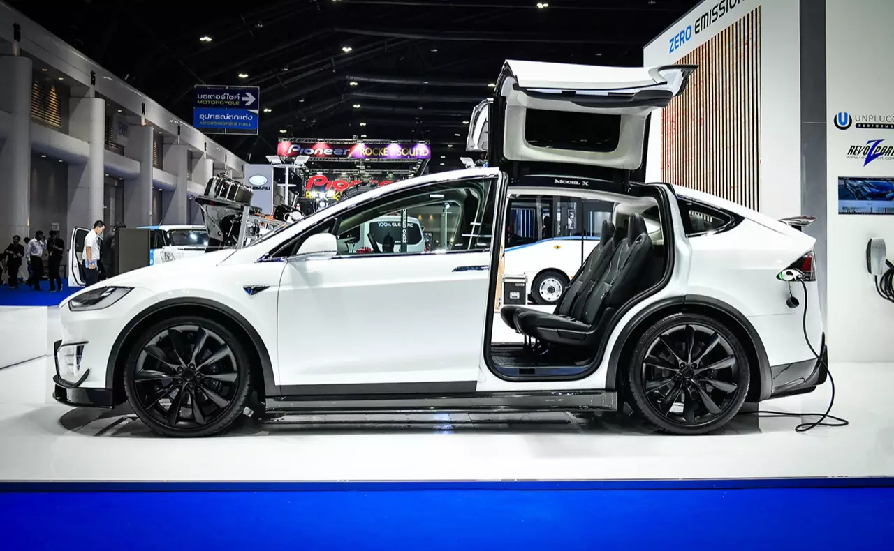 TESLA MODEL X SUV ไฟฟ้า 7 ที่นั่ง ชาร์จ 1 ครั้ง ลาก 320 กิโลเมตร