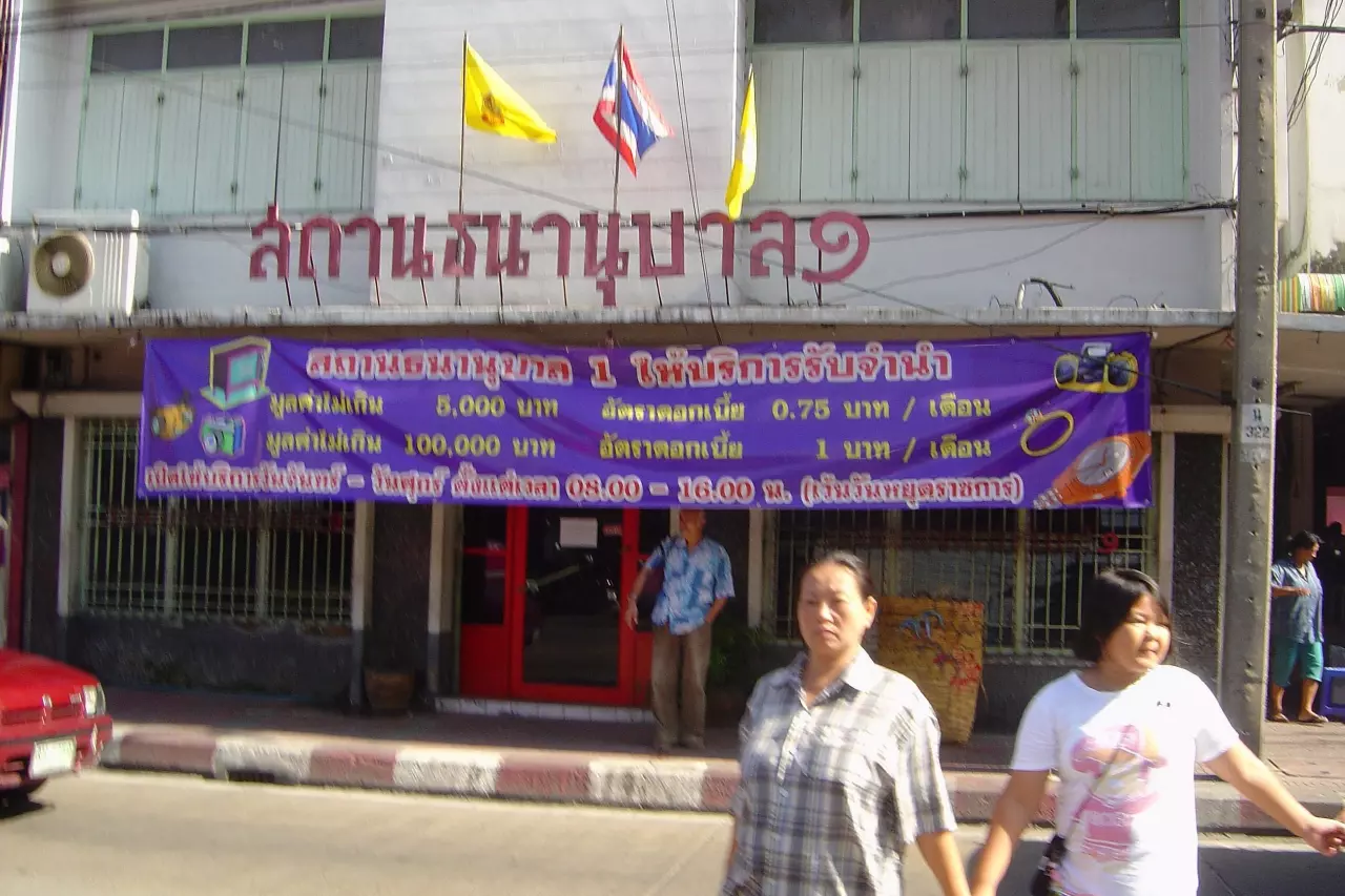 ผู้ปกครองต้องรู้! เช็กดอกเบี้ยโรงรับจำนำ แม่จ๋าตึ๊งสมบัติแลกค่าเทอมลูก ที่ไหนถูกสุด?