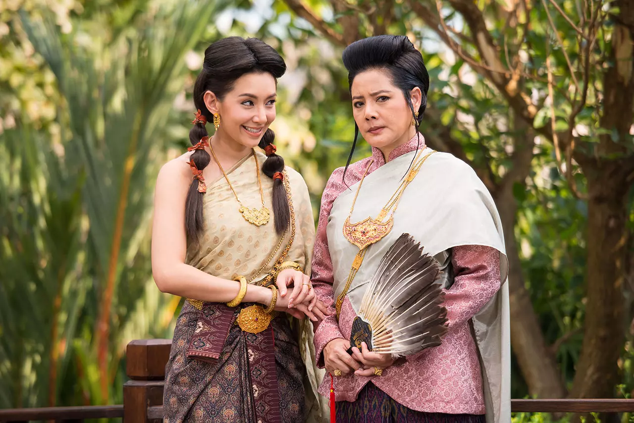 เอาใจช่วย! แม่หญิงการะเกด ม้าดีดกะโหลกหลงยุค จะทำยังไงไม่ให้โป๊ะแตก