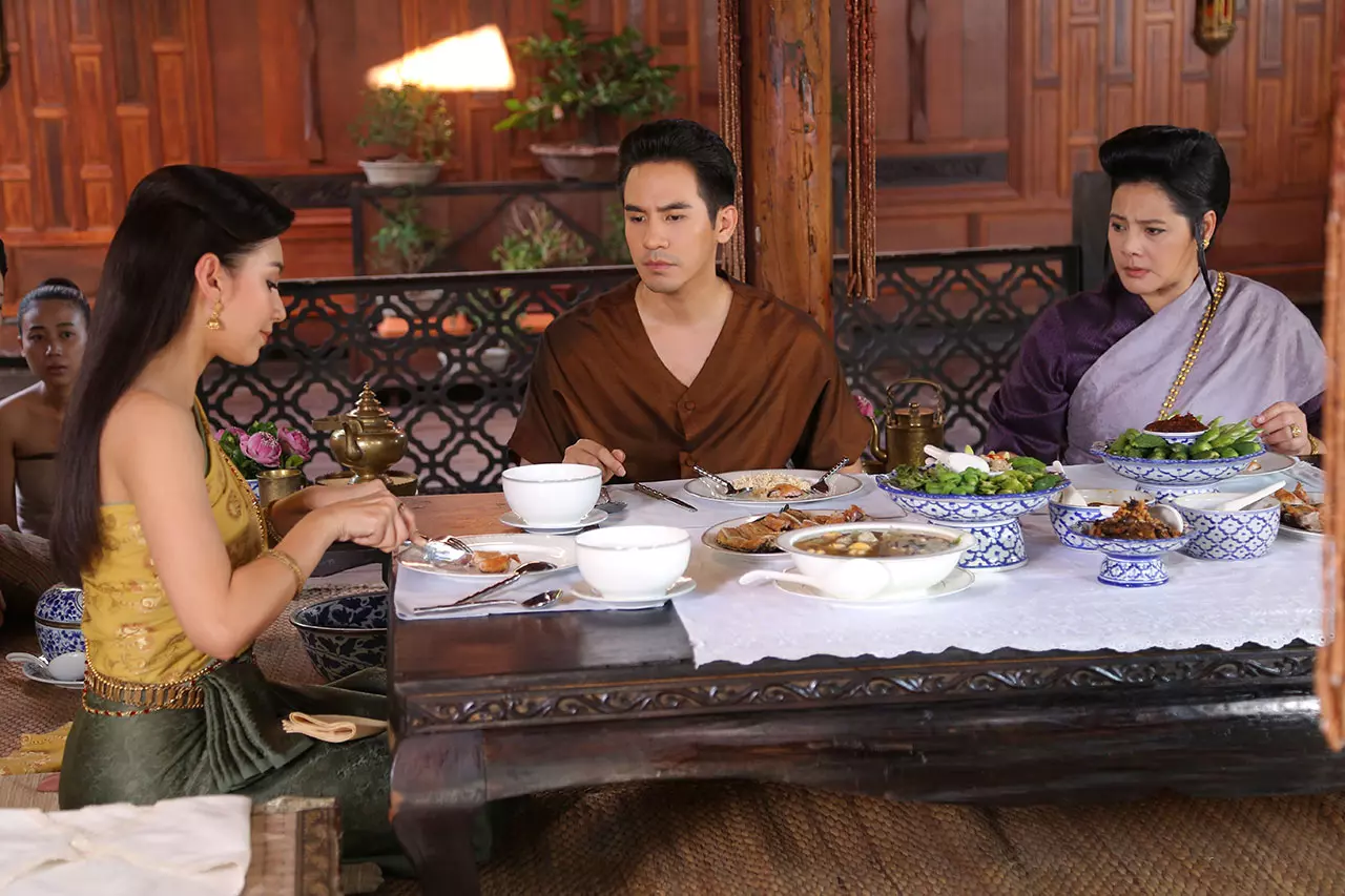 เอาใจช่วย! แม่หญิงการะเกด ม้าดีดกะโหลกหลงยุค จะทำยังไงไม่ให้โป๊ะแตก