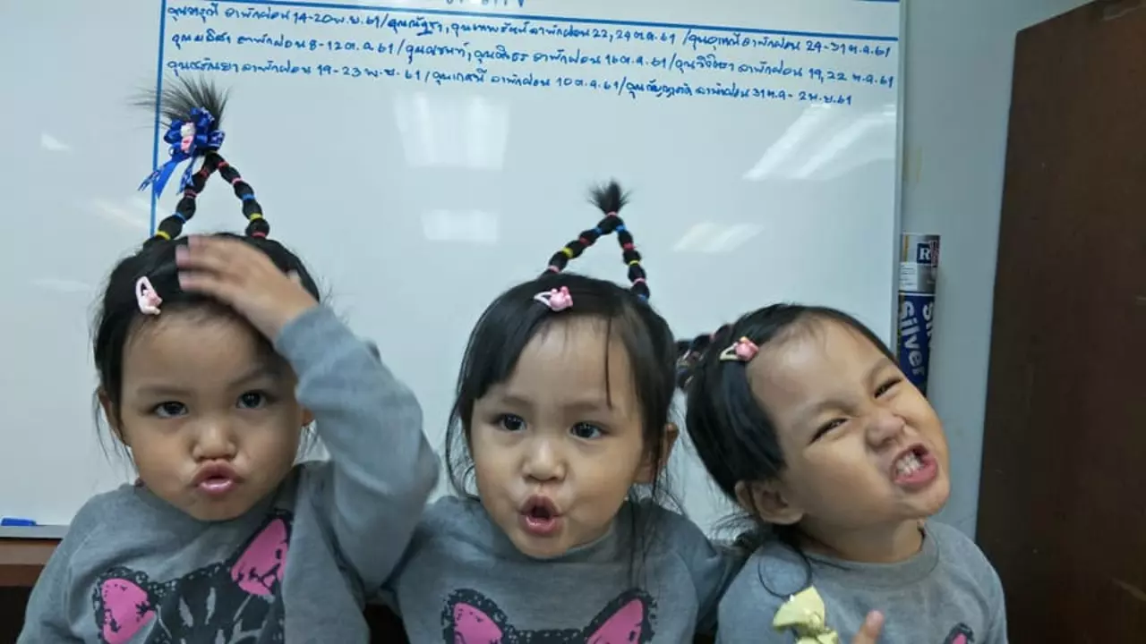 แม่แฝด 3 ธรรมชาติ เล่าประสบการณ์ ลูก 2 คนหยุดหายใจหลังคลอด จับแยกยื้อชีวิต
