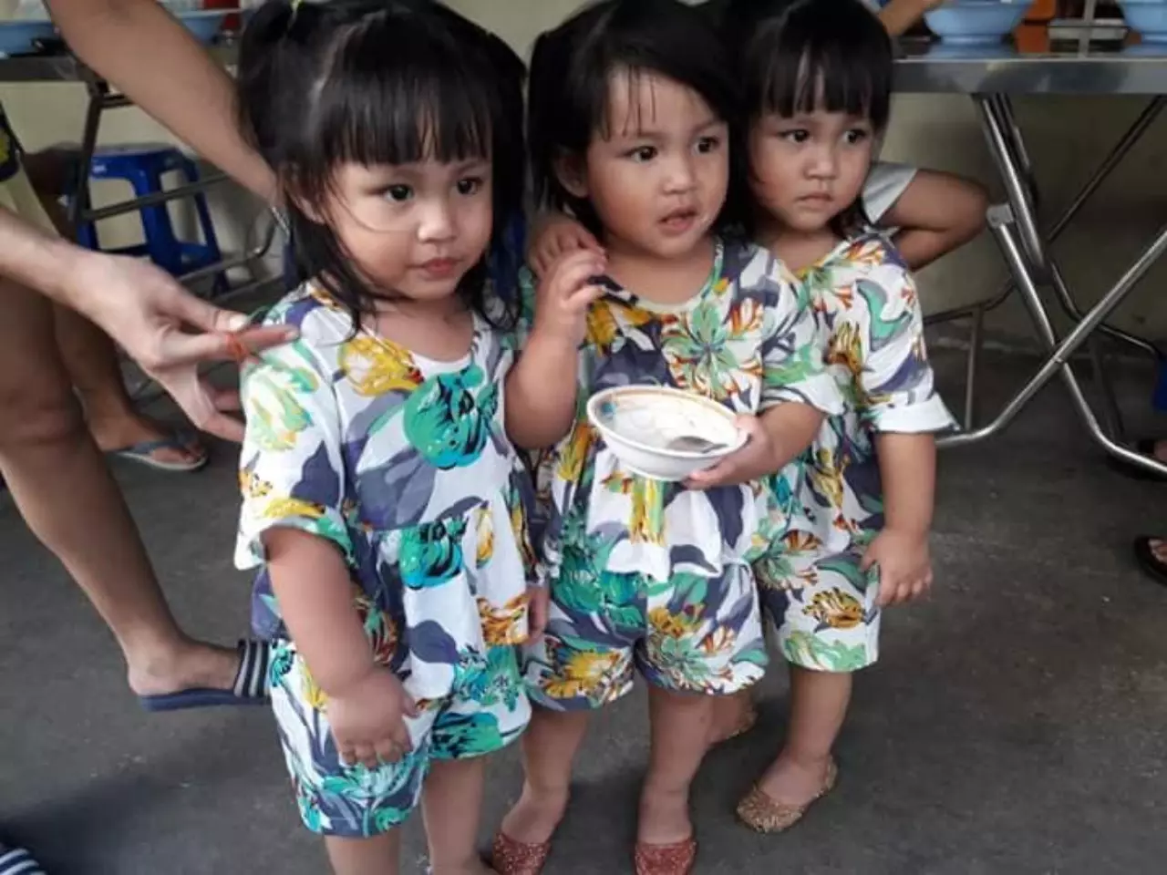 แม่แฝด 3 ธรรมชาติ เล่าประสบการณ์ ลูก 2 คนหยุดหายใจหลังคลอด จับแยกยื้อชีวิต