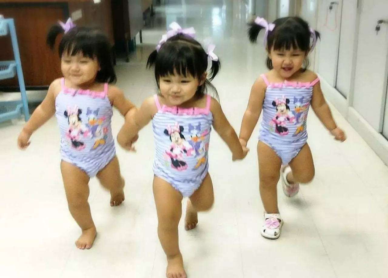 แม่แฝด 3 ธรรมชาติ เล่าประสบการณ์ ลูก 2 คนหยุดหายใจหลังคลอด จับแยกยื้อชีวิต