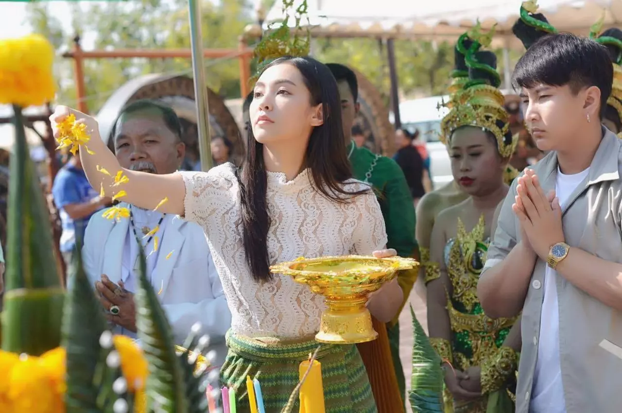 สิ่งที่ควรทำ "วันมาฆบูชา" ชวนสาวๆ ใส่ "แฟชั่นชุดขาว" ไปทำบุญเวียนเทียน 