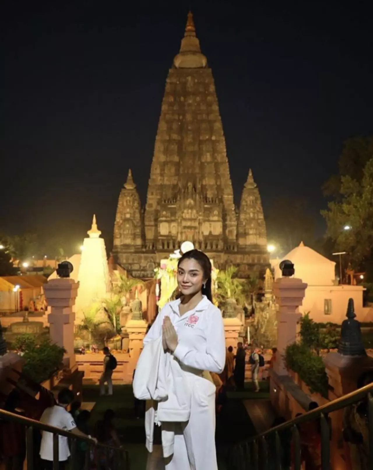 สิ่งที่ควรทำ "วันมาฆบูชา" ชวนสาวๆ ใส่ "แฟชั่นชุดขาว" ไปทำบุญเวียนเทียน 