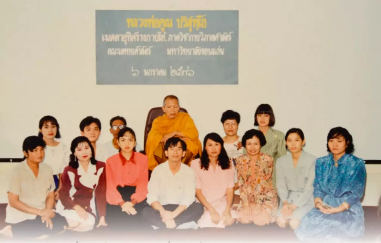 ความผูกพันหลวงพ่อคูณ บริจาคร่างกาย มข. ลอยอังคารพระธาตุกลางน้ำ 