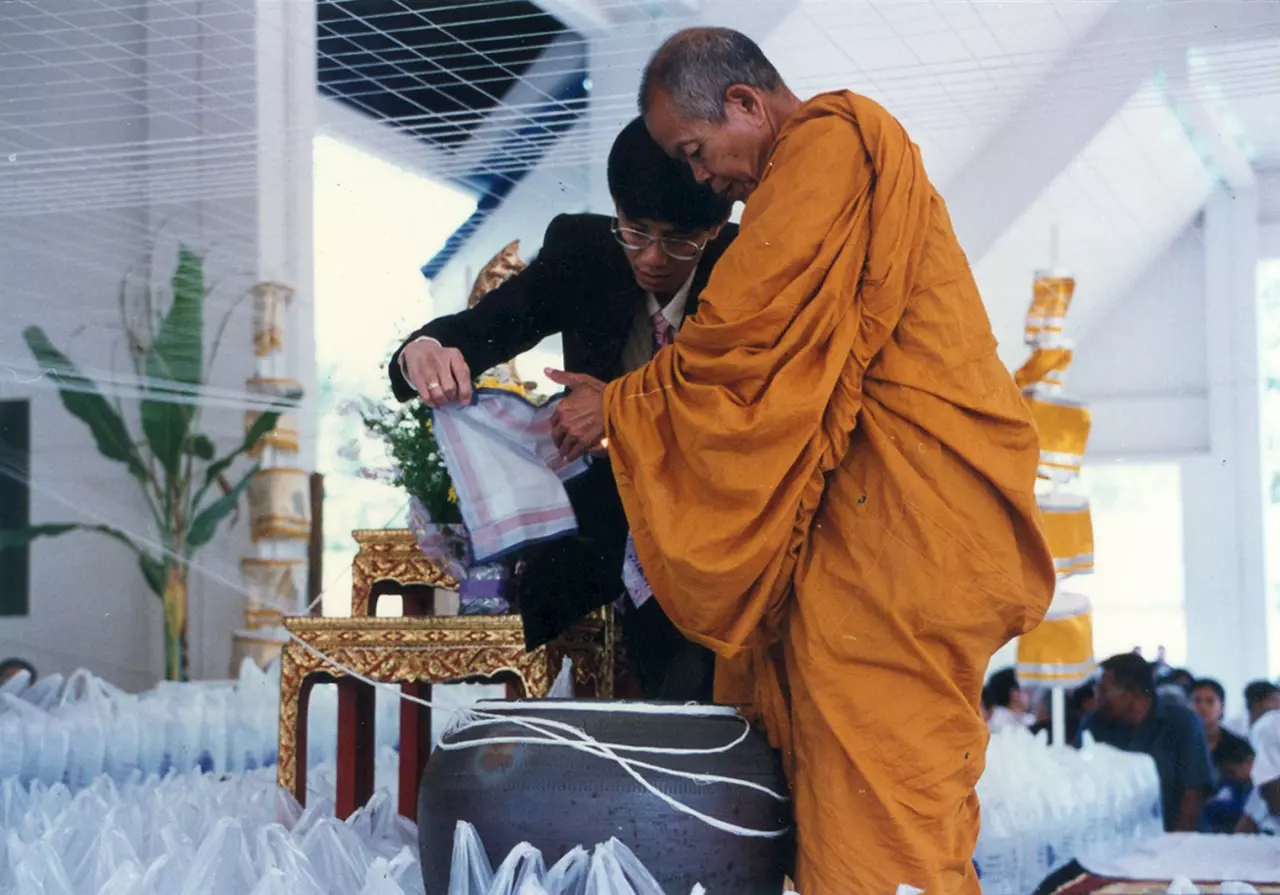 ความผูกพันหลวงพ่อคูณ บริจาคร่างกาย มข. ลอยอังคารพระธาตุกลางน้ำ 