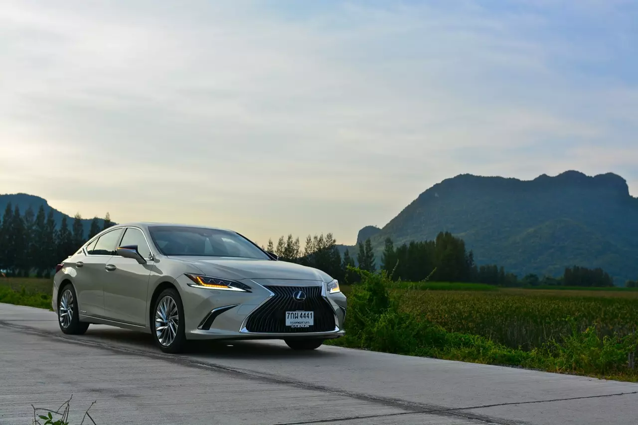ดีกว่า NEW CAMRY ก็คันนี้ล่ะครับ รีวิว LEXUS ES300h GRAND LUXURY
