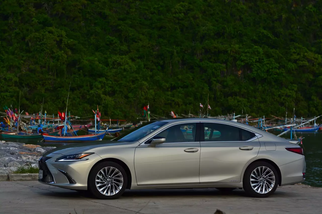 ดีกว่า NEW CAMRY ก็คันนี้ล่ะครับ รีวิว LEXUS ES300h GRAND LUXURY