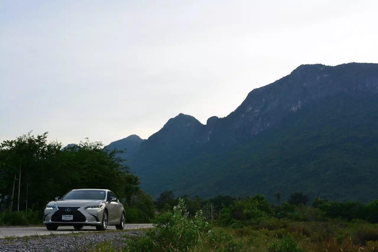 ดีกว่า NEW CAMRY ก็คันนี้ล่ะครับ รีวิว LEXUS ES300h GRAND LUXURY