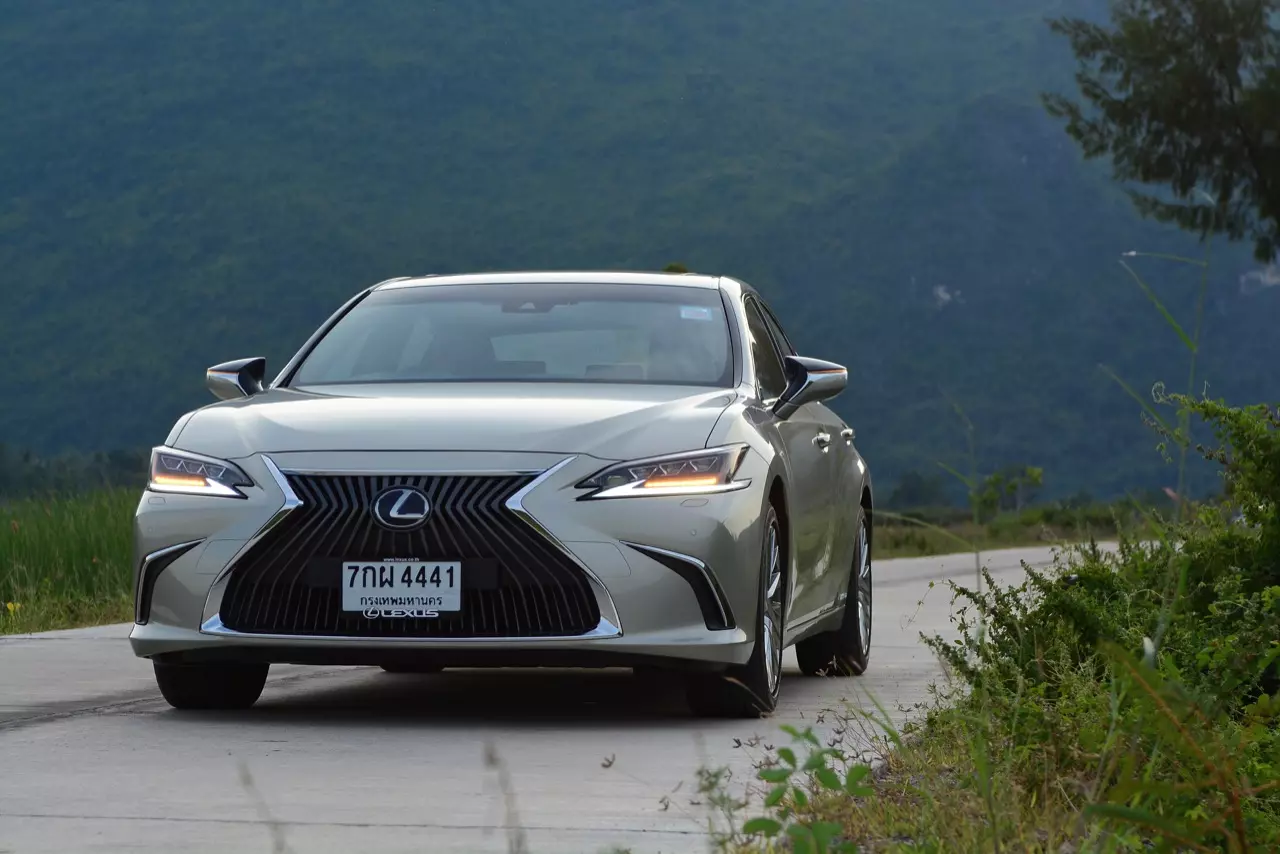 ดีกว่า NEW CAMRY ก็คันนี้ล่ะครับ รีวิว LEXUS ES300h GRAND LUXURY