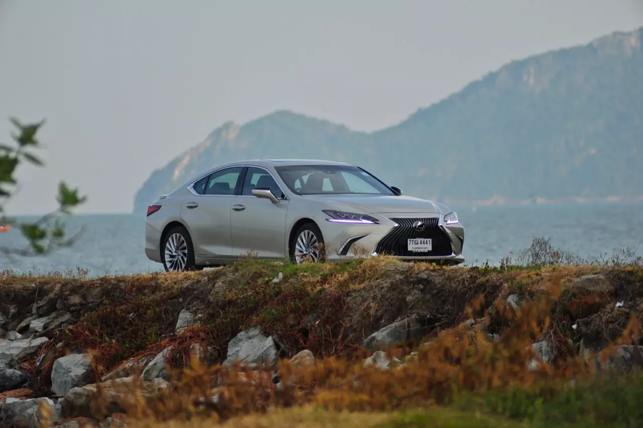 ดีกว่า NEW CAMRY ก็คันนี้ล่ะครับ รีวิว LEXUS ES300h GRAND LUXURY