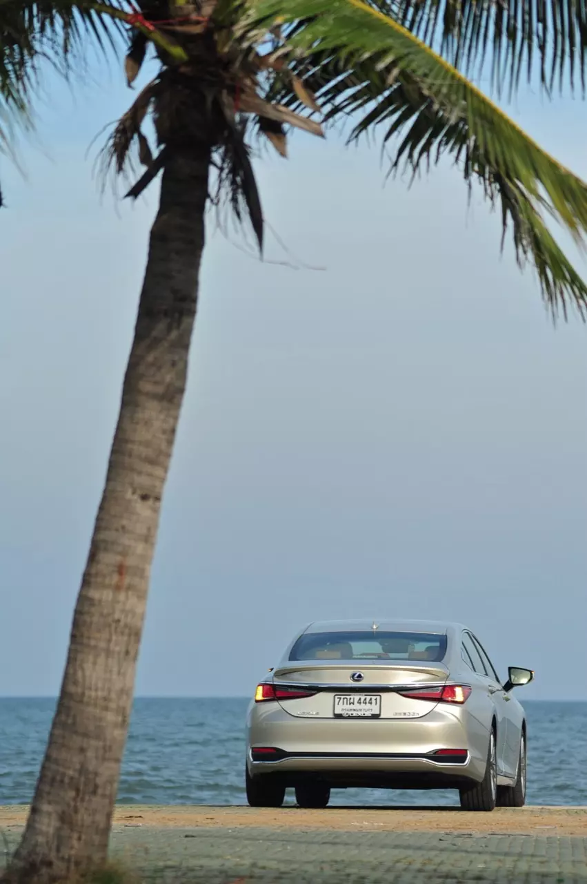 ดีกว่า NEW CAMRY ก็คันนี้ล่ะครับ รีวิว LEXUS ES300h GRAND LUXURY