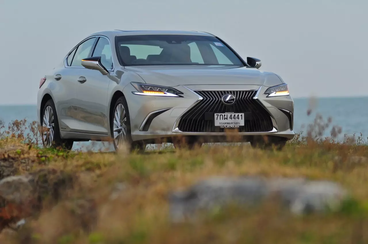ดีกว่า NEW CAMRY ก็คันนี้ล่ะครับ รีวิว LEXUS ES300h GRAND LUXURY