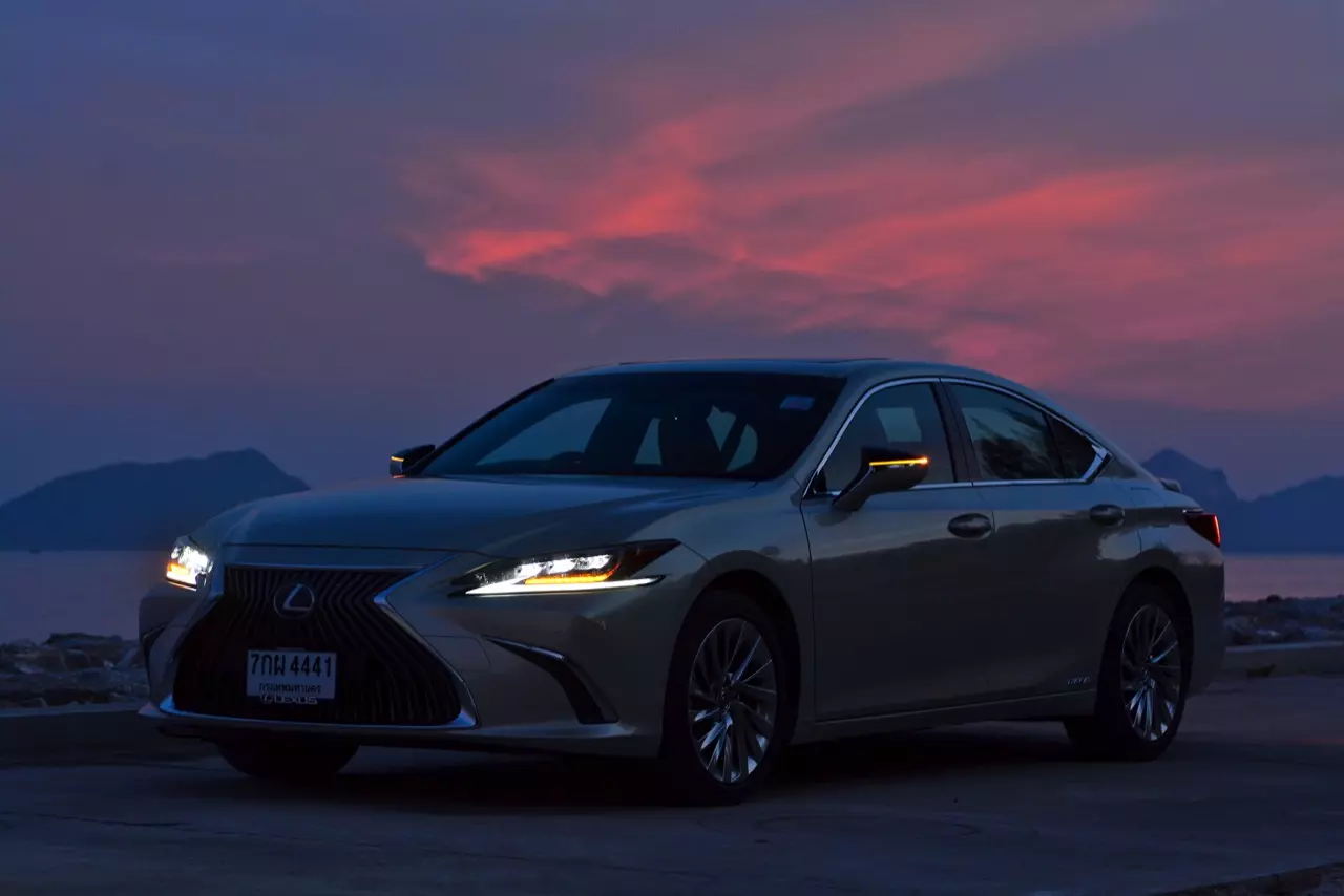 ดีกว่า NEW CAMRY ก็คันนี้ล่ะครับ รีวิว LEXUS ES300h GRAND LUXURY