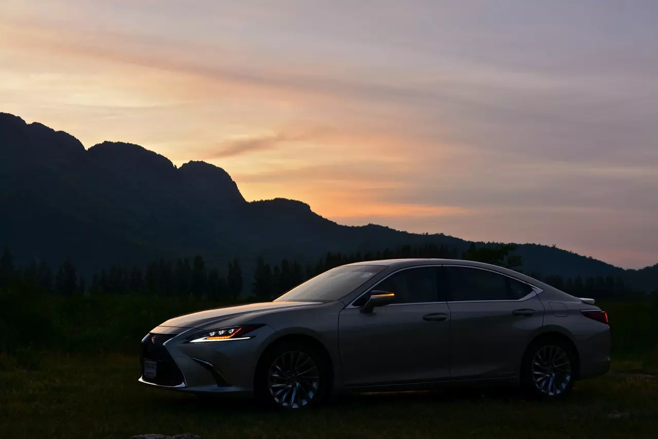 ดีกว่า NEW CAMRY ก็คันนี้ล่ะครับ รีวิว LEXUS ES300h GRAND LUXURY