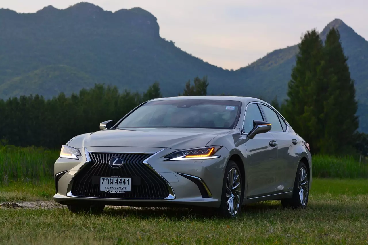 ดีกว่า NEW CAMRY ก็คันนี้ล่ะครับ รีวิว LEXUS ES300h GRAND LUXURY