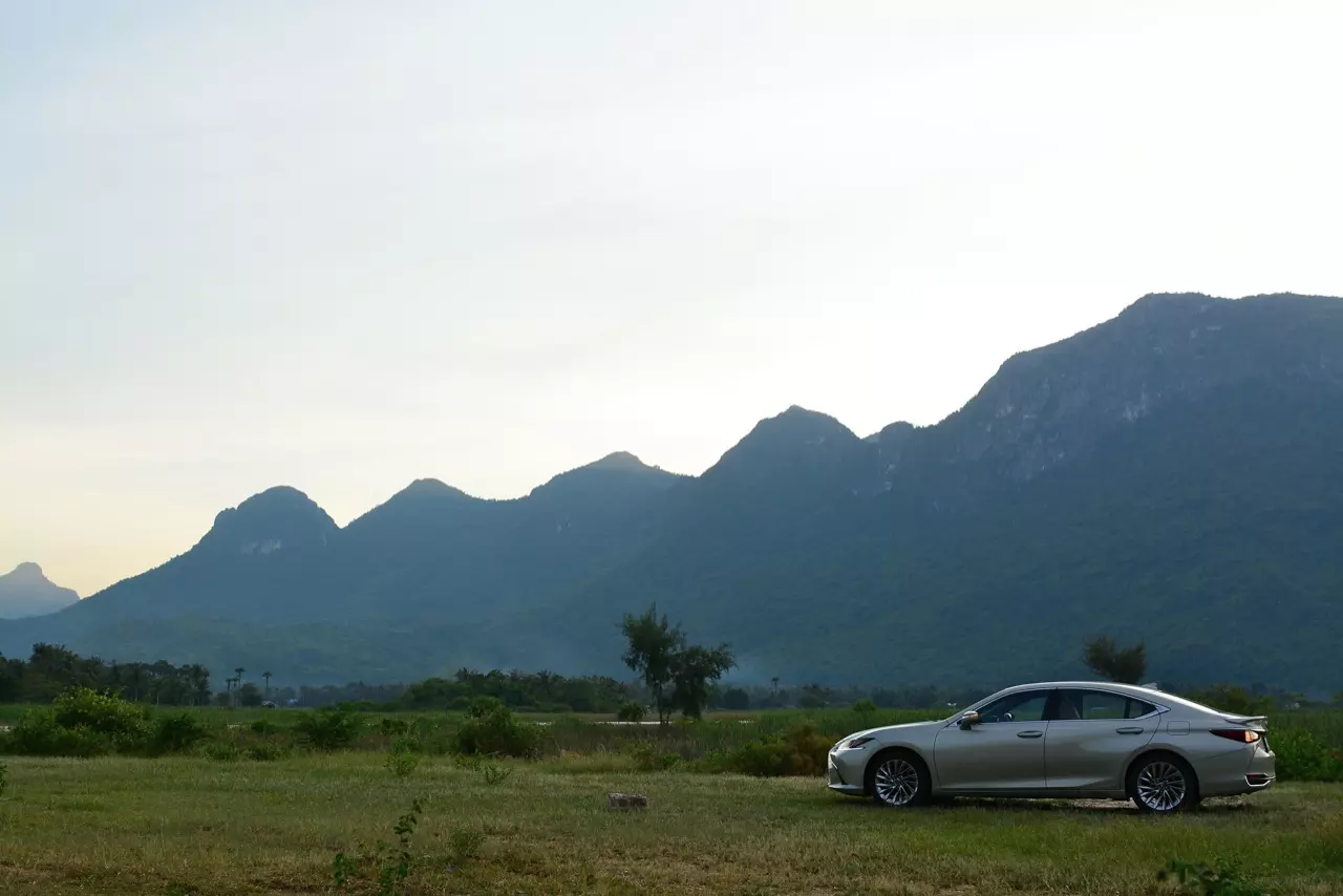 ดีกว่า NEW CAMRY ก็คันนี้ล่ะครับ รีวิว LEXUS ES300h GRAND LUXURY