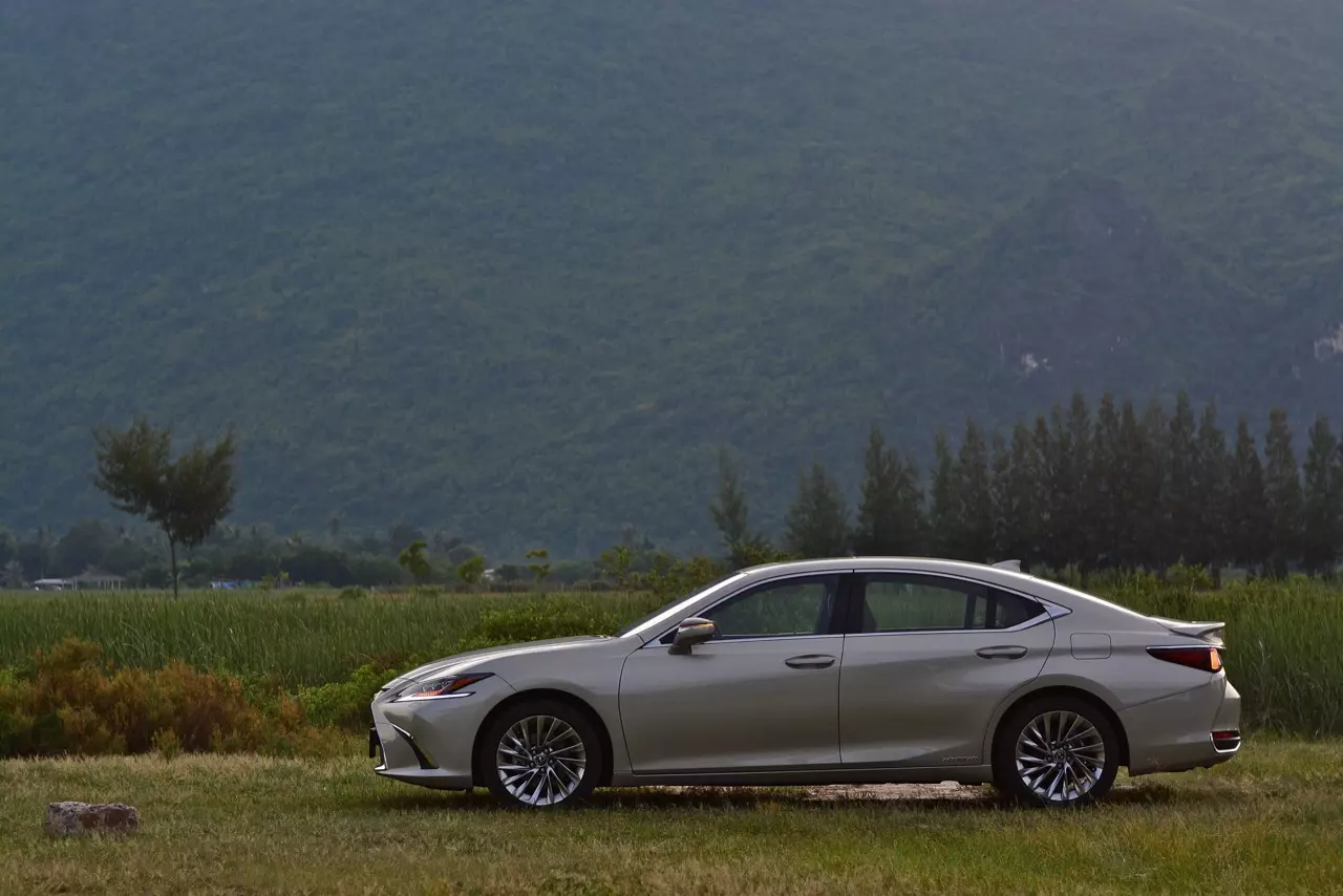 ดีกว่า NEW CAMRY ก็คันนี้ล่ะครับ รีวิว LEXUS ES300h GRAND LUXURY