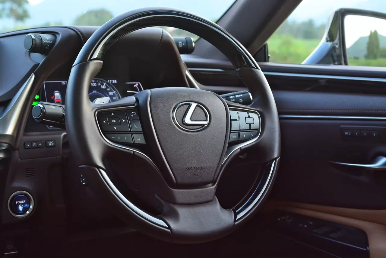 ดีกว่า NEW CAMRY ก็คันนี้ล่ะครับ รีวิว LEXUS ES300h GRAND LUXURY
