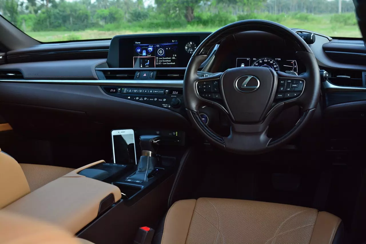 ดีกว่า NEW CAMRY ก็คันนี้ล่ะครับ รีวิว LEXUS ES300h GRAND LUXURY