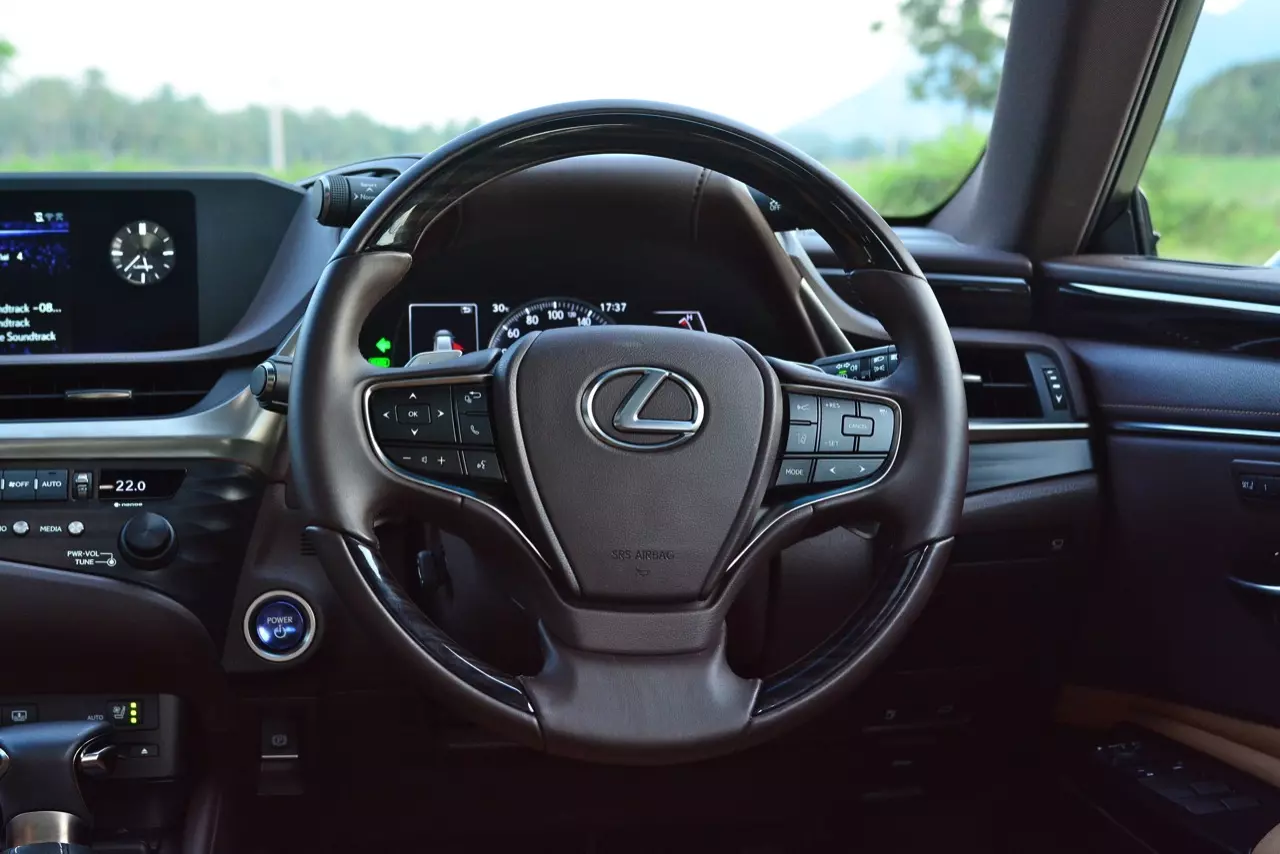 ดีกว่า NEW CAMRY ก็คันนี้ล่ะครับ รีวิว LEXUS ES300h GRAND LUXURY