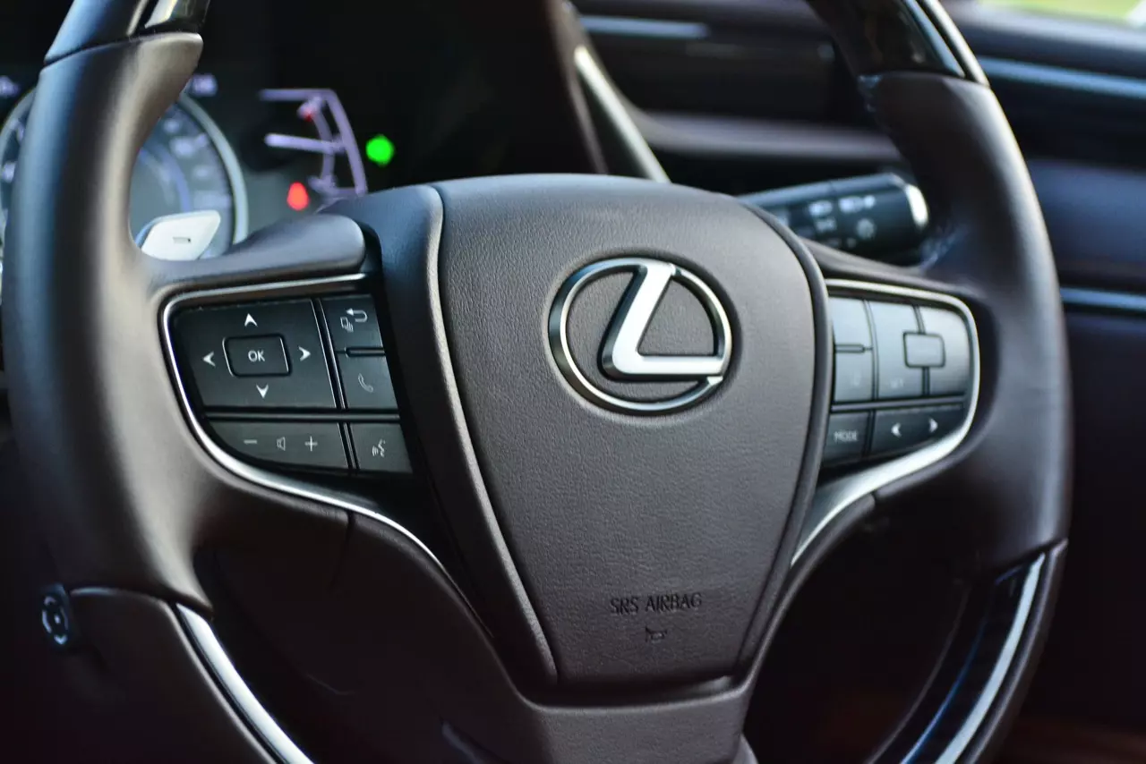 ดีกว่า NEW CAMRY ก็คันนี้ล่ะครับ รีวิว LEXUS ES300h GRAND LUXURY