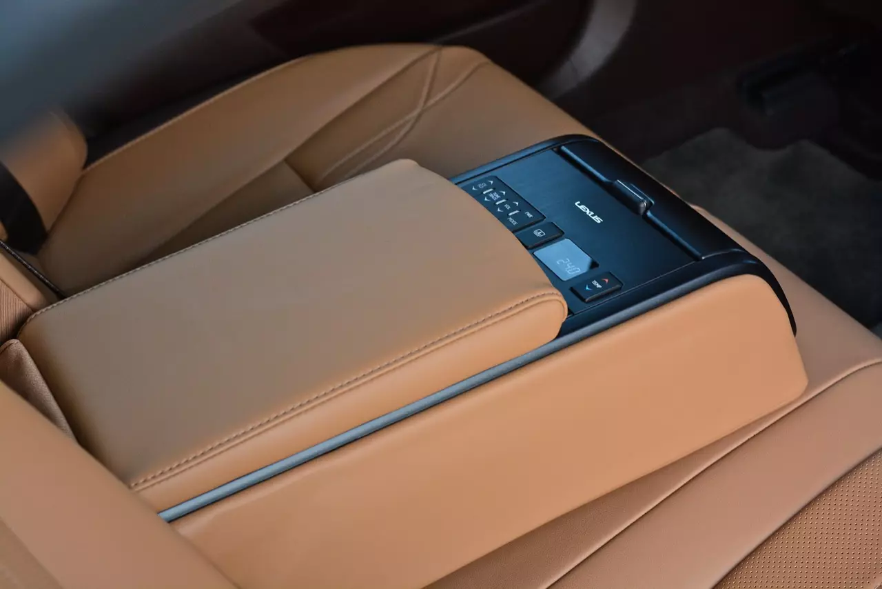 ดีกว่า NEW CAMRY ก็คันนี้ล่ะครับ รีวิว LEXUS ES300h GRAND LUXURY